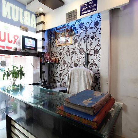 Hotel Arjun Нью-Дели Экстерьер фото