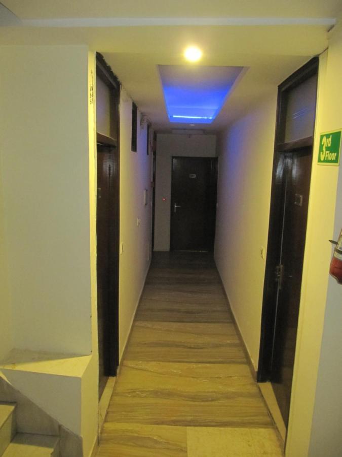 Hotel Arjun Нью-Дели Экстерьер фото