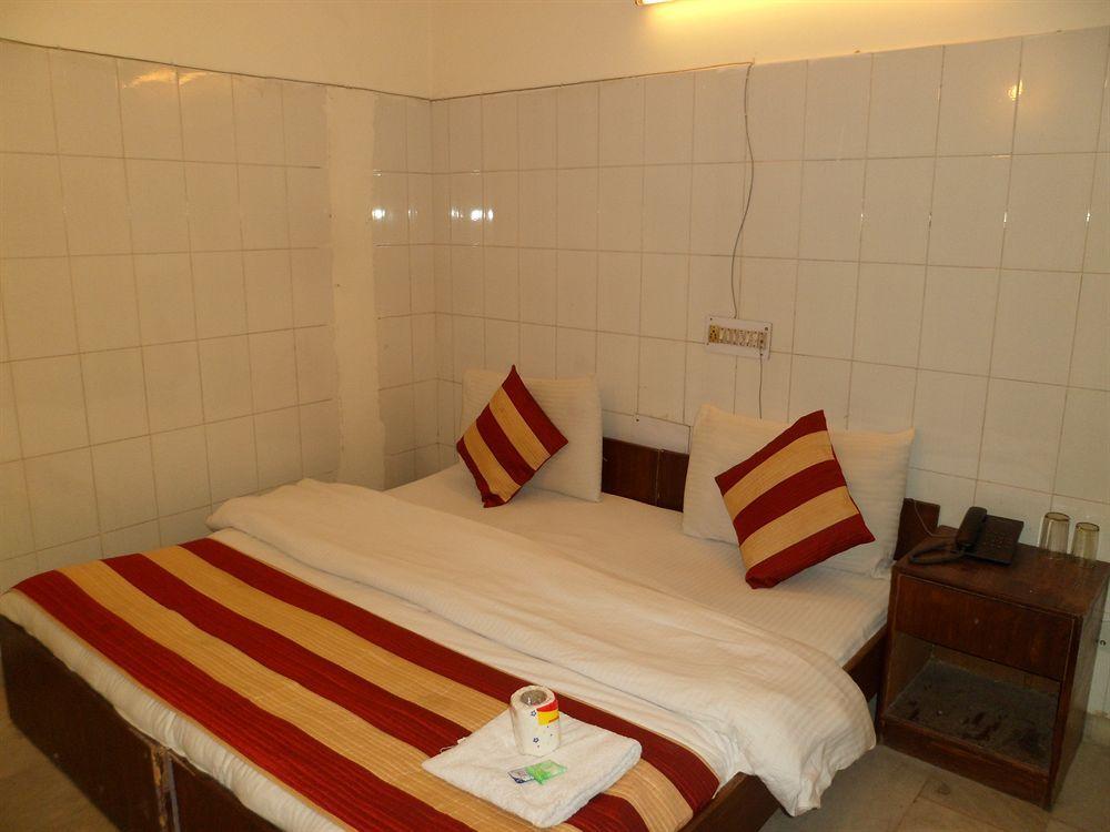 Hotel Arjun Нью-Дели Экстерьер фото