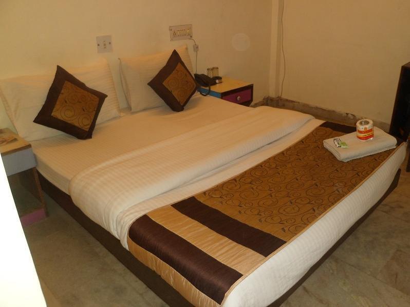 Hotel Arjun Нью-Дели Экстерьер фото