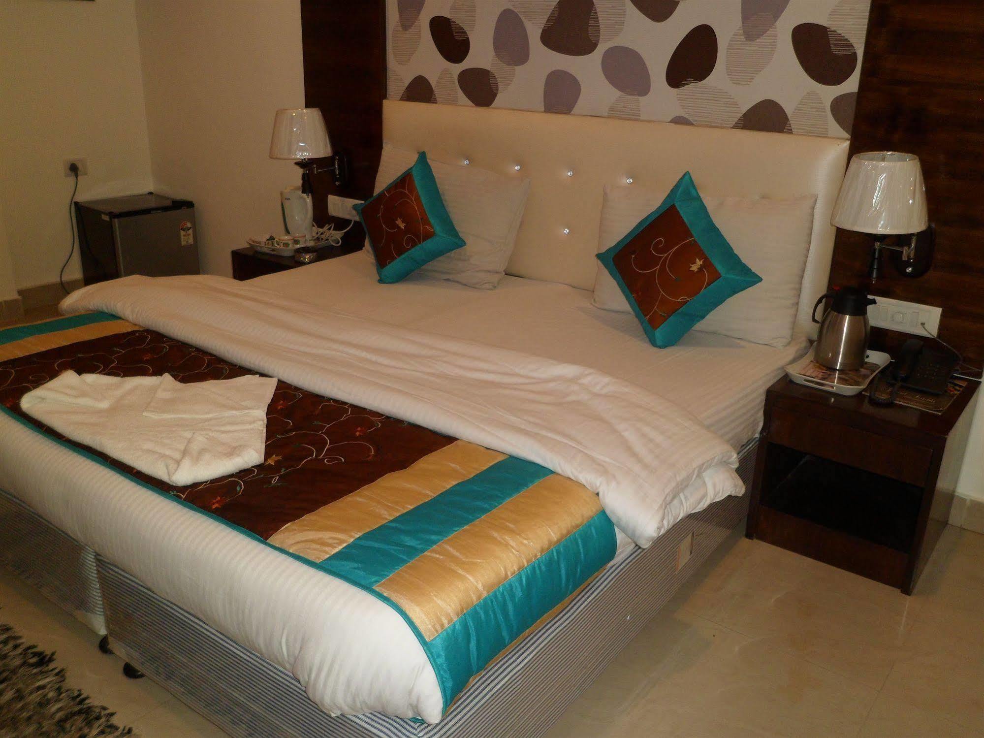 Hotel Arjun Нью-Дели Экстерьер фото