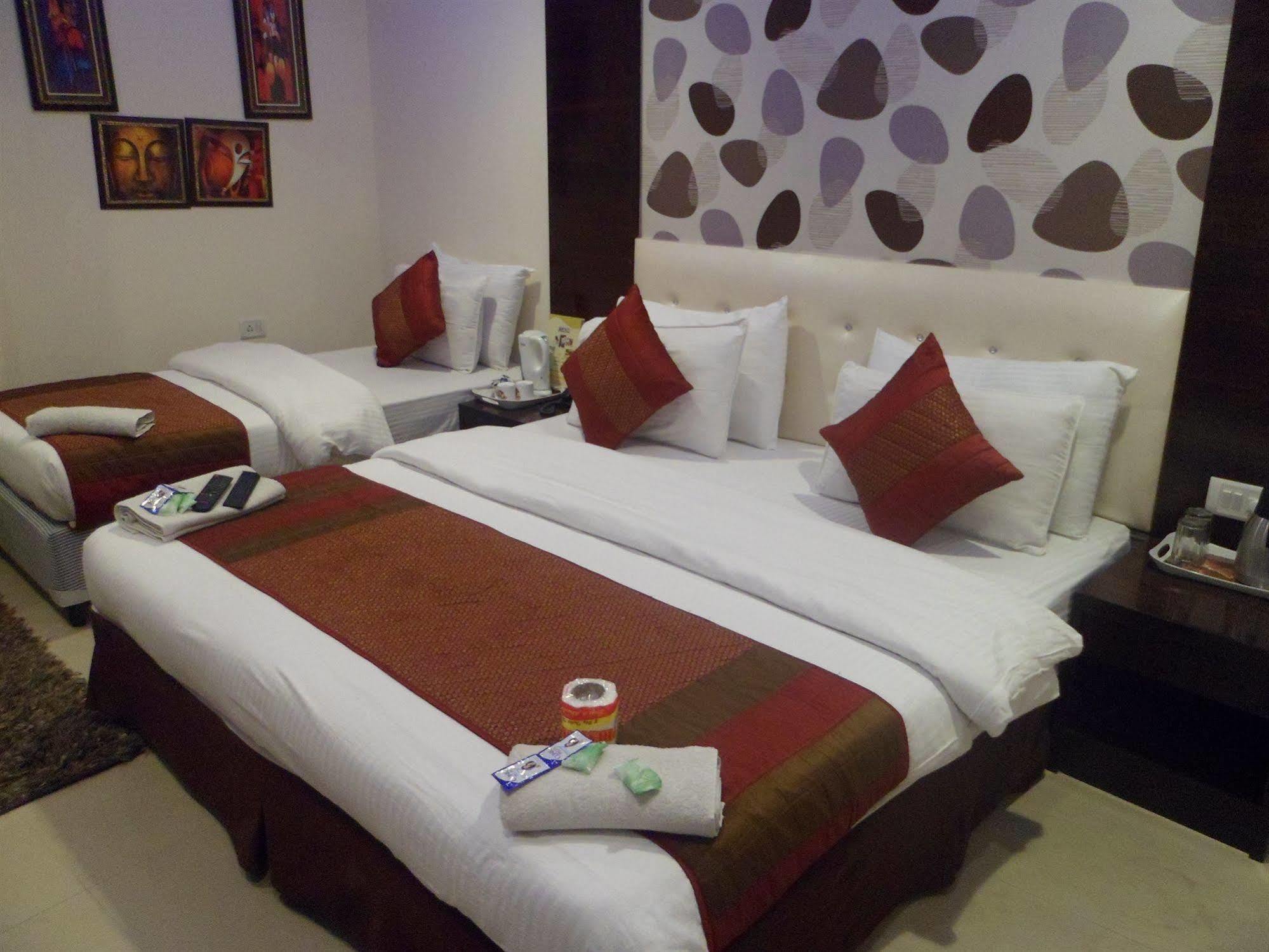 Hotel Arjun Нью-Дели Экстерьер фото