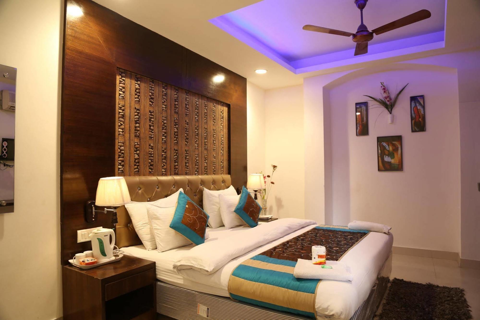 Hotel Arjun Нью-Дели Экстерьер фото