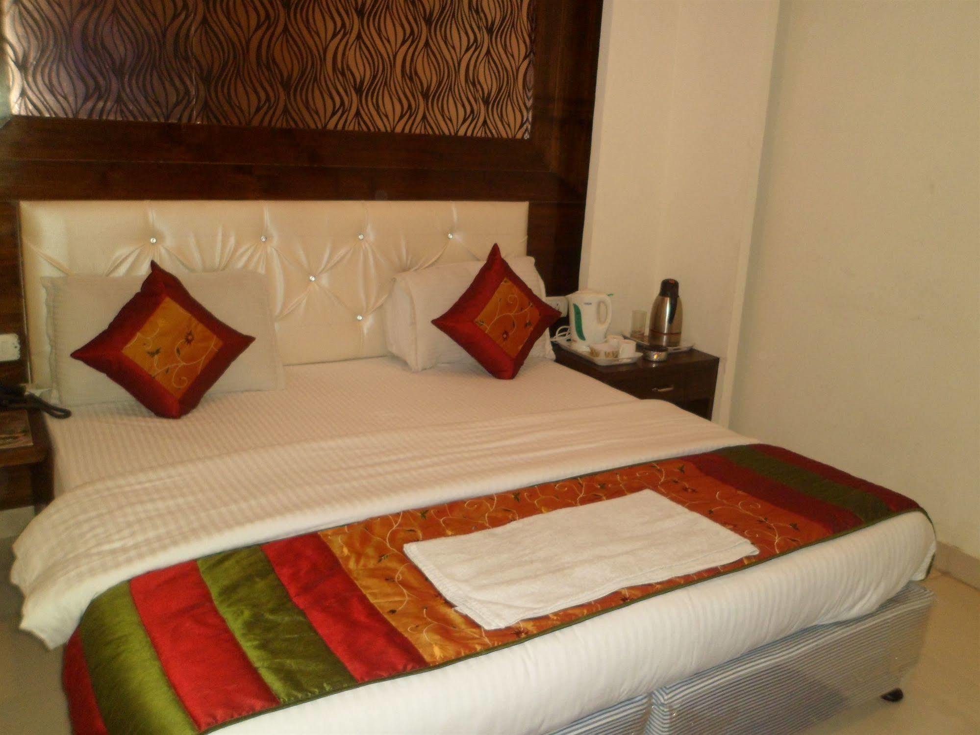 Hotel Arjun Нью-Дели Экстерьер фото