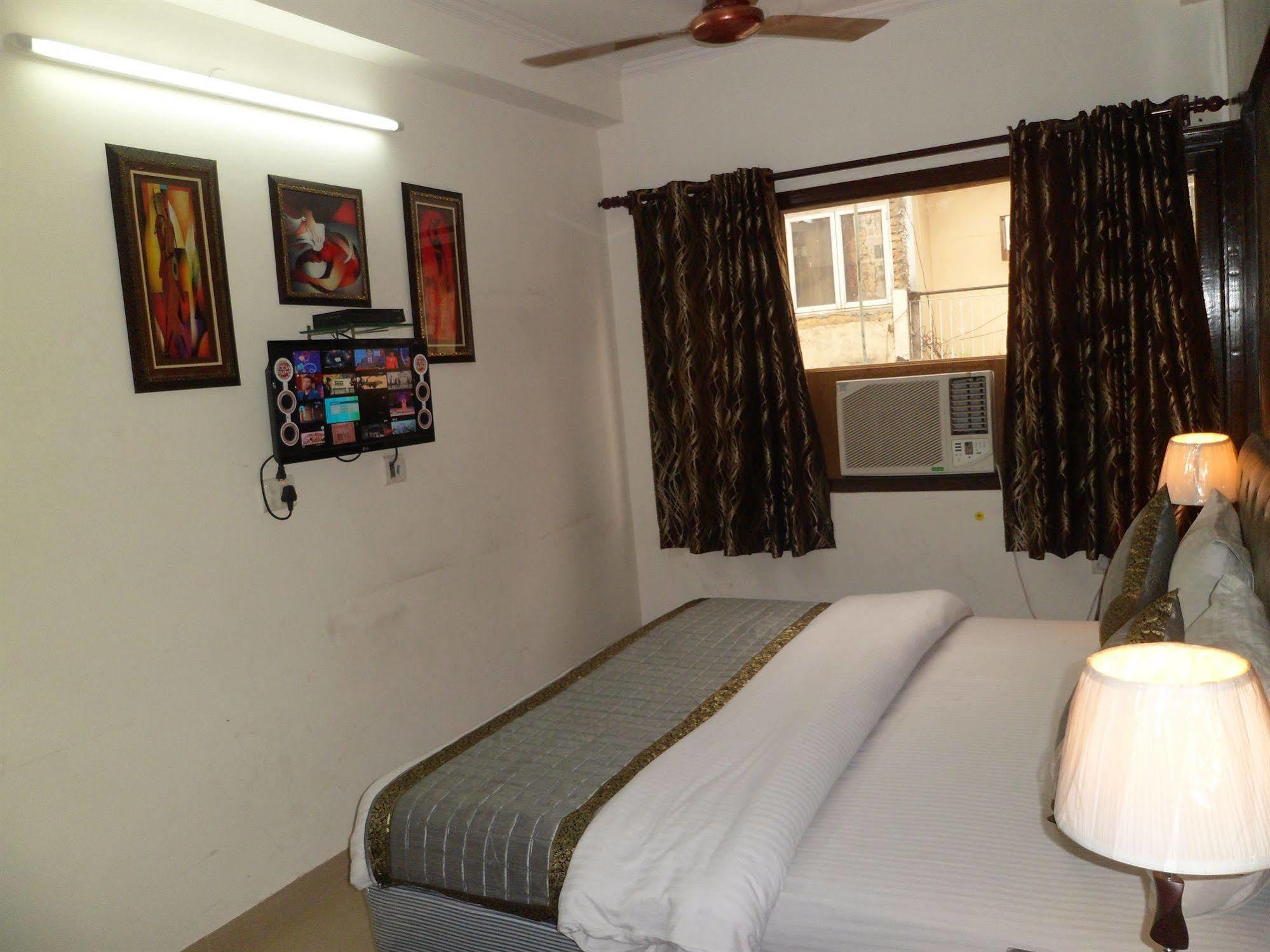 Hotel Arjun Нью-Дели Экстерьер фото