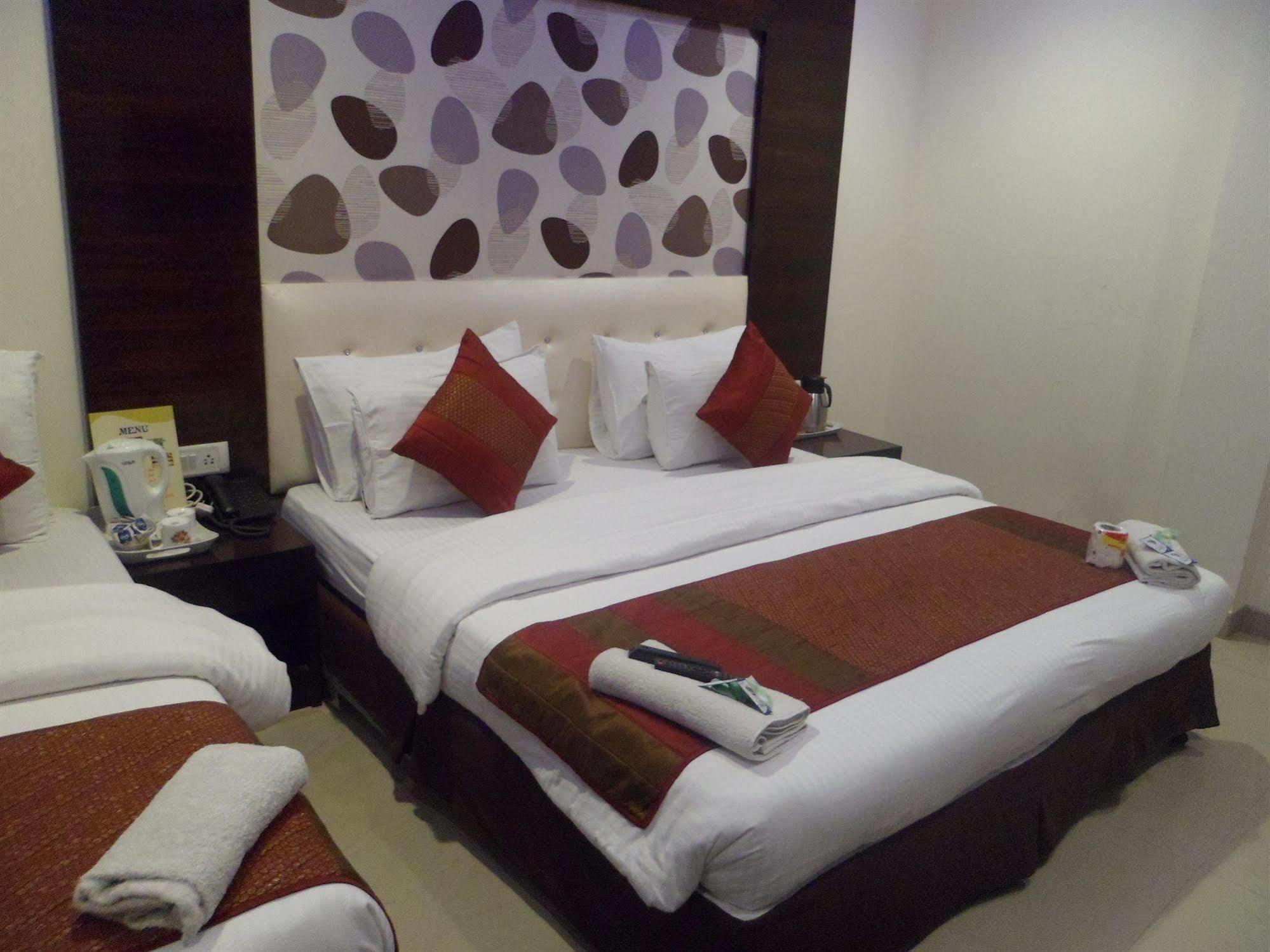 Hotel Arjun Нью-Дели Экстерьер фото