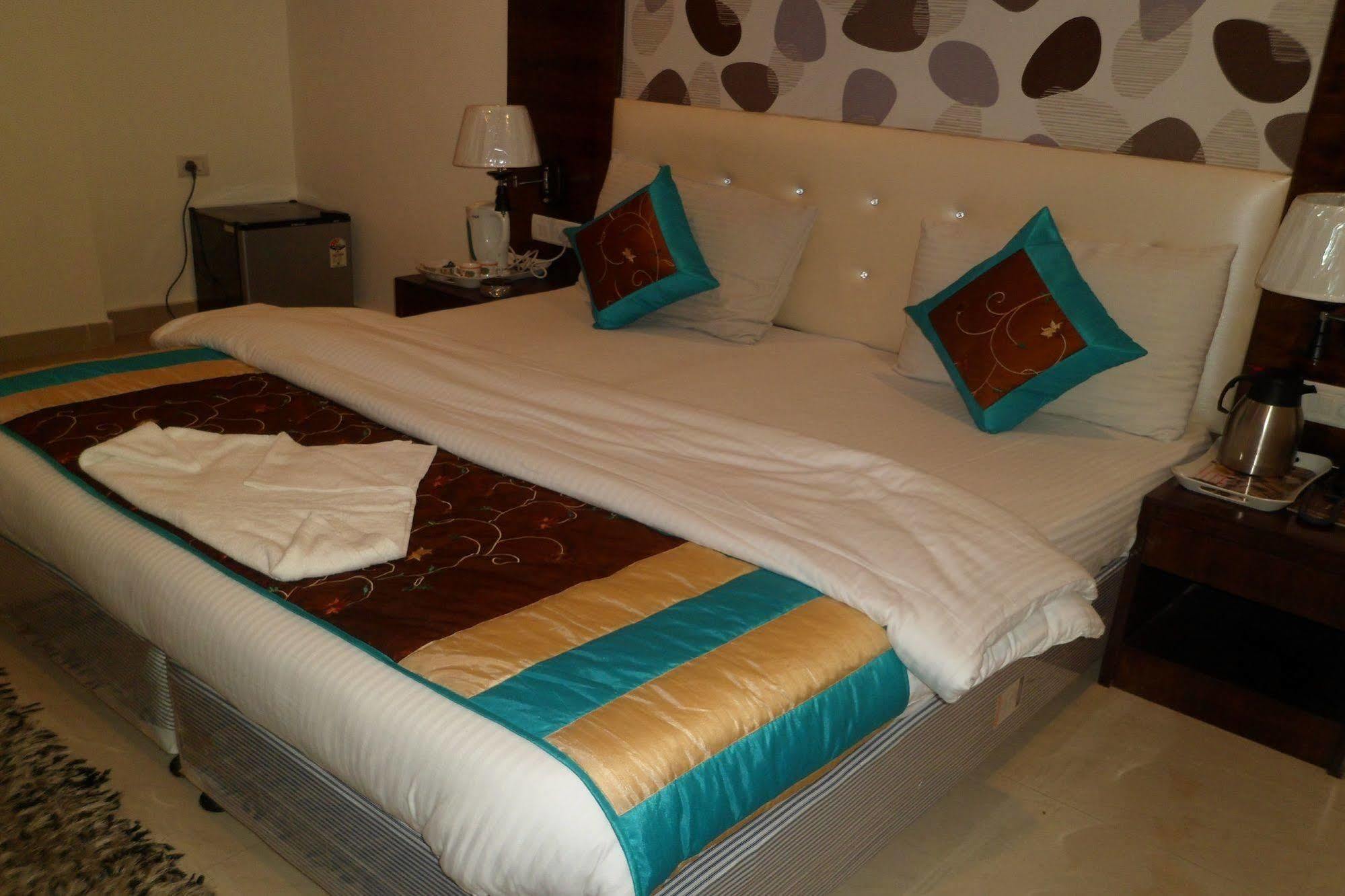 Hotel Arjun Нью-Дели Экстерьер фото