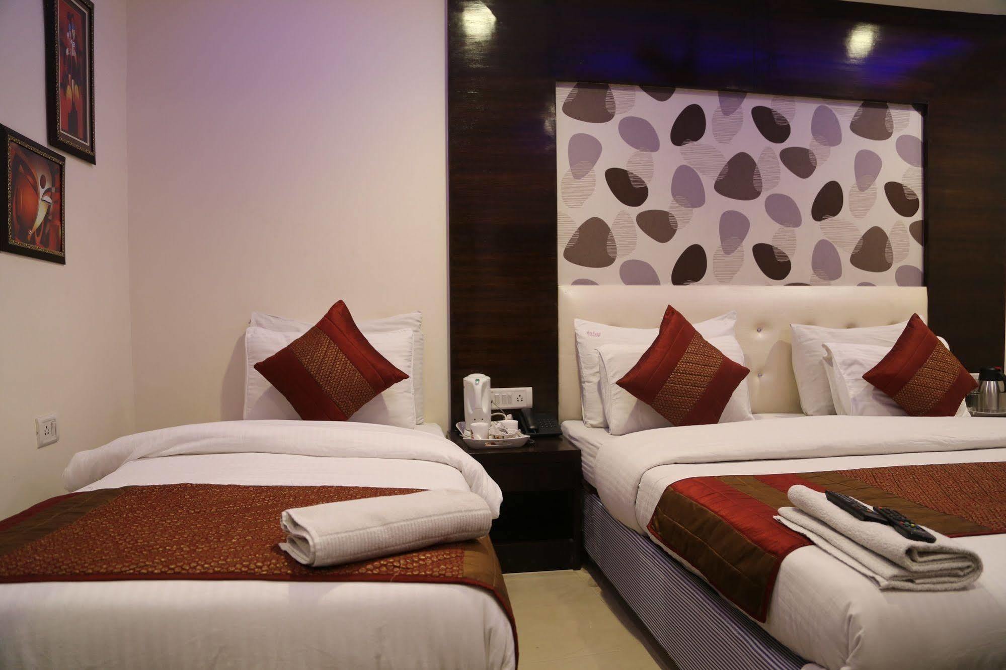 Hotel Arjun Нью-Дели Экстерьер фото