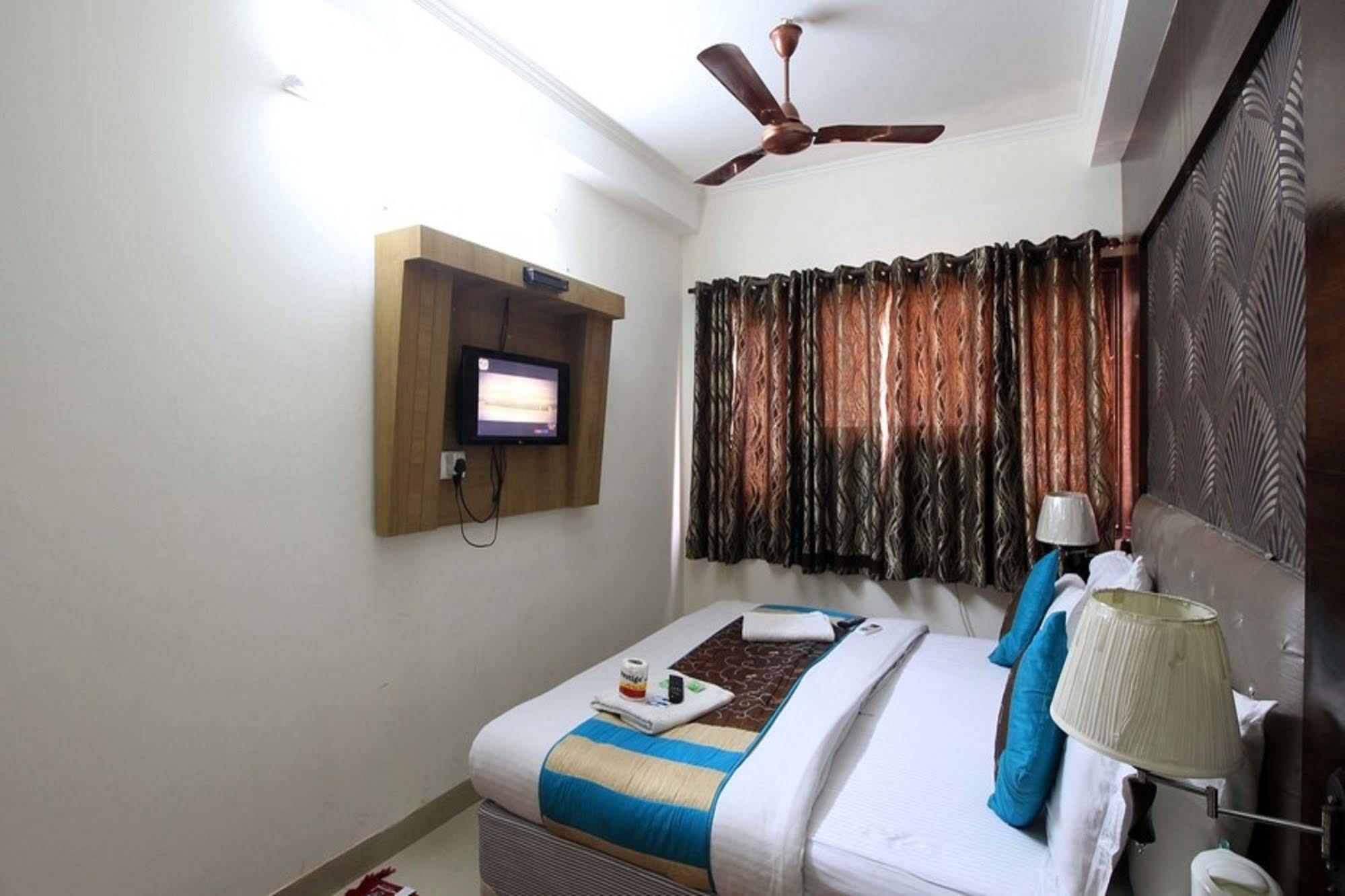 Hotel Arjun Нью-Дели Экстерьер фото