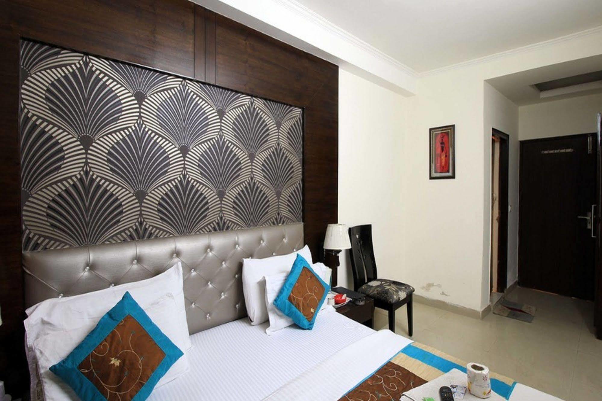 Hotel Arjun Нью-Дели Экстерьер фото