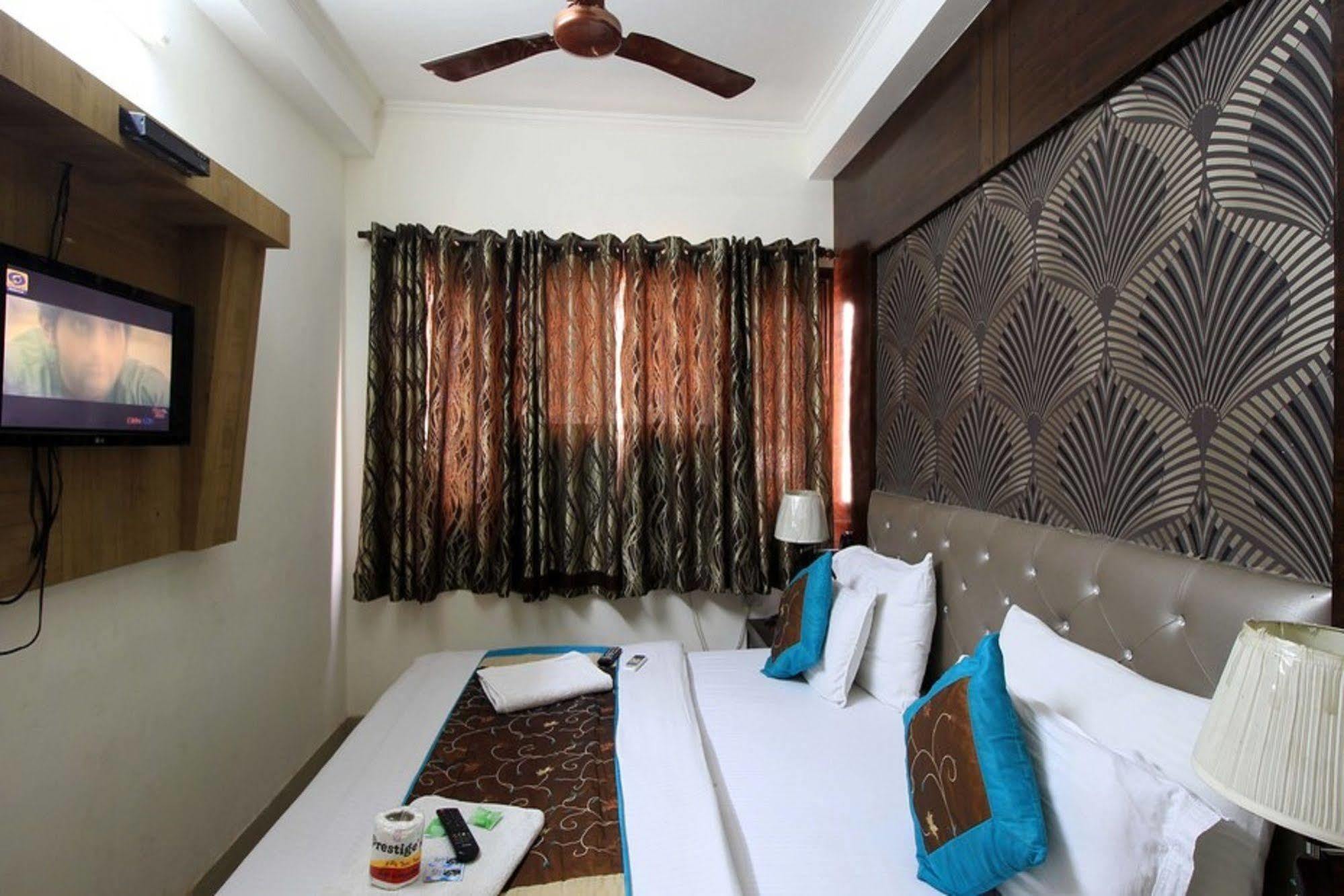 Hotel Arjun Нью-Дели Экстерьер фото