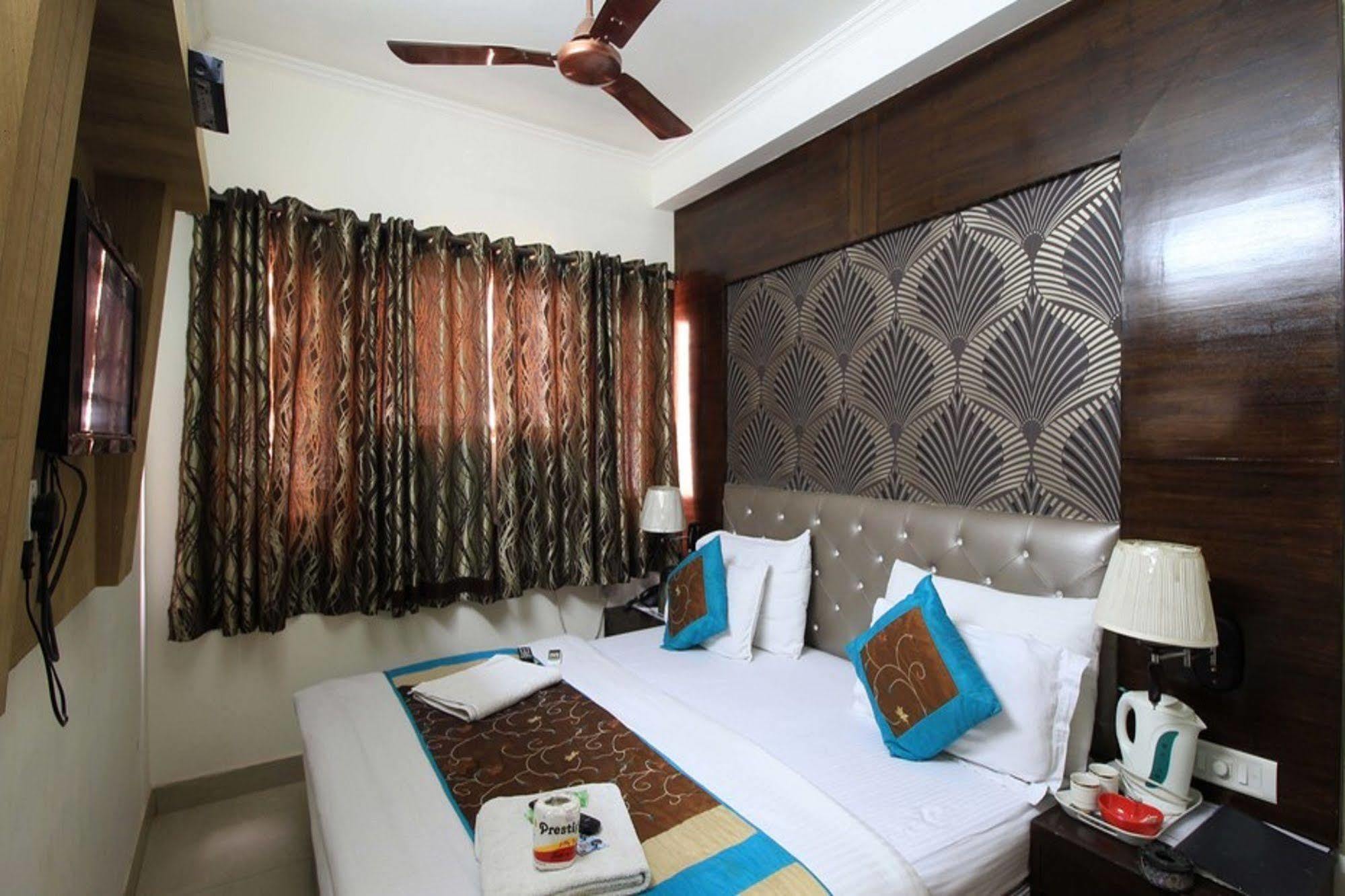 Hotel Arjun Нью-Дели Экстерьер фото