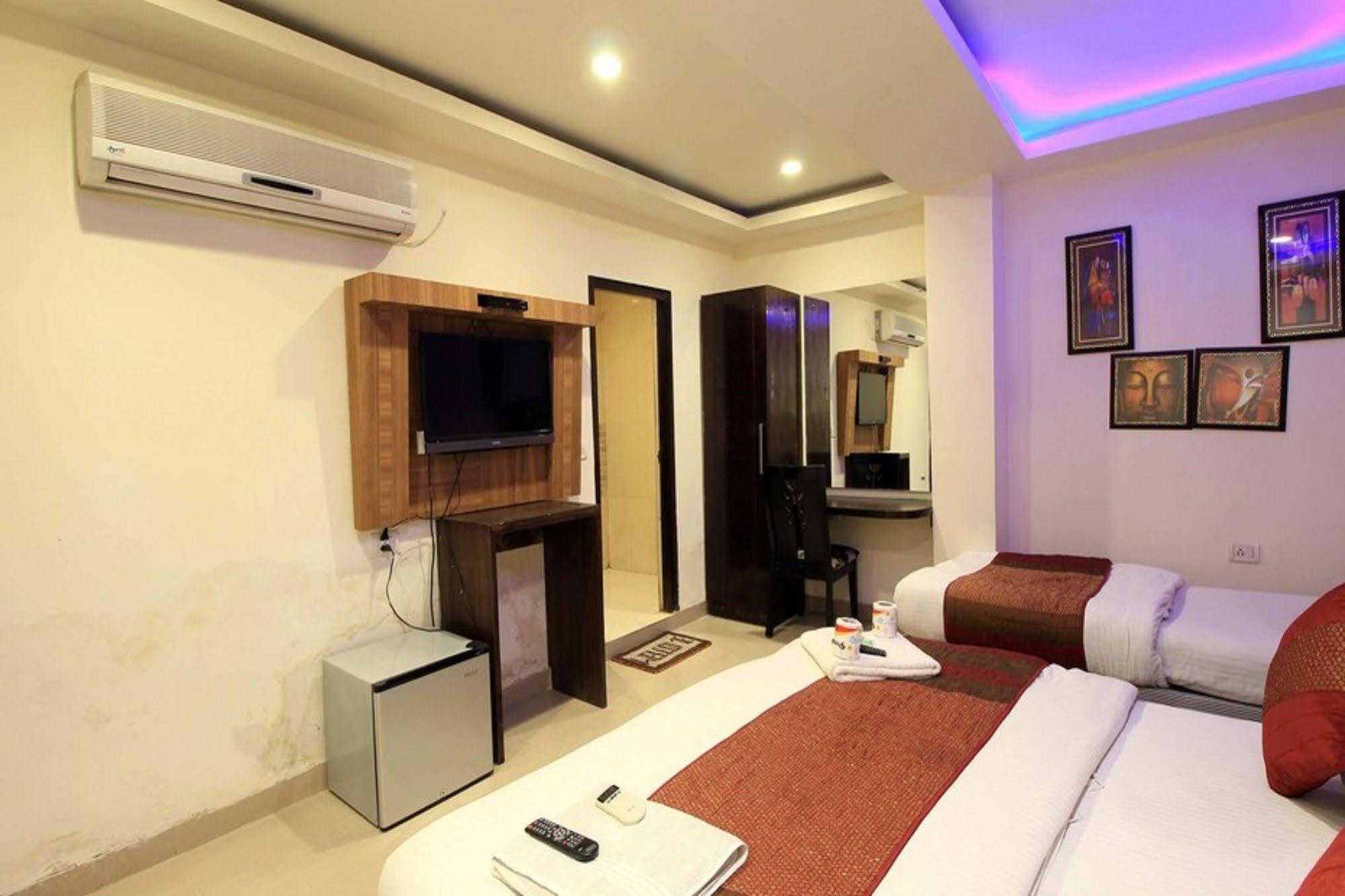 Hotel Arjun Нью-Дели Экстерьер фото