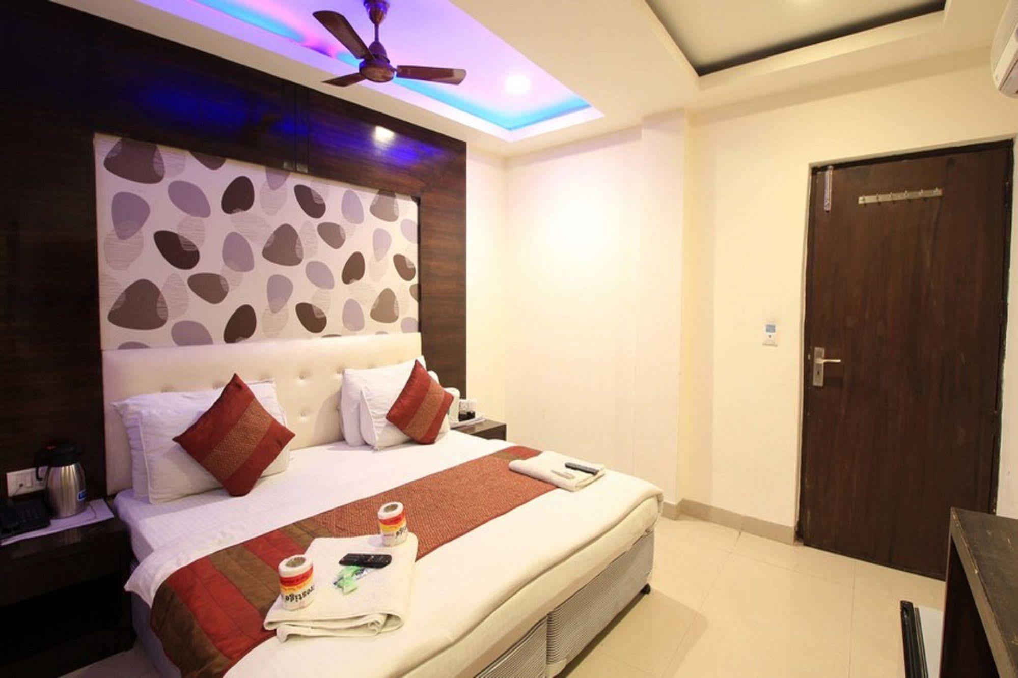 Hotel Arjun Нью-Дели Экстерьер фото