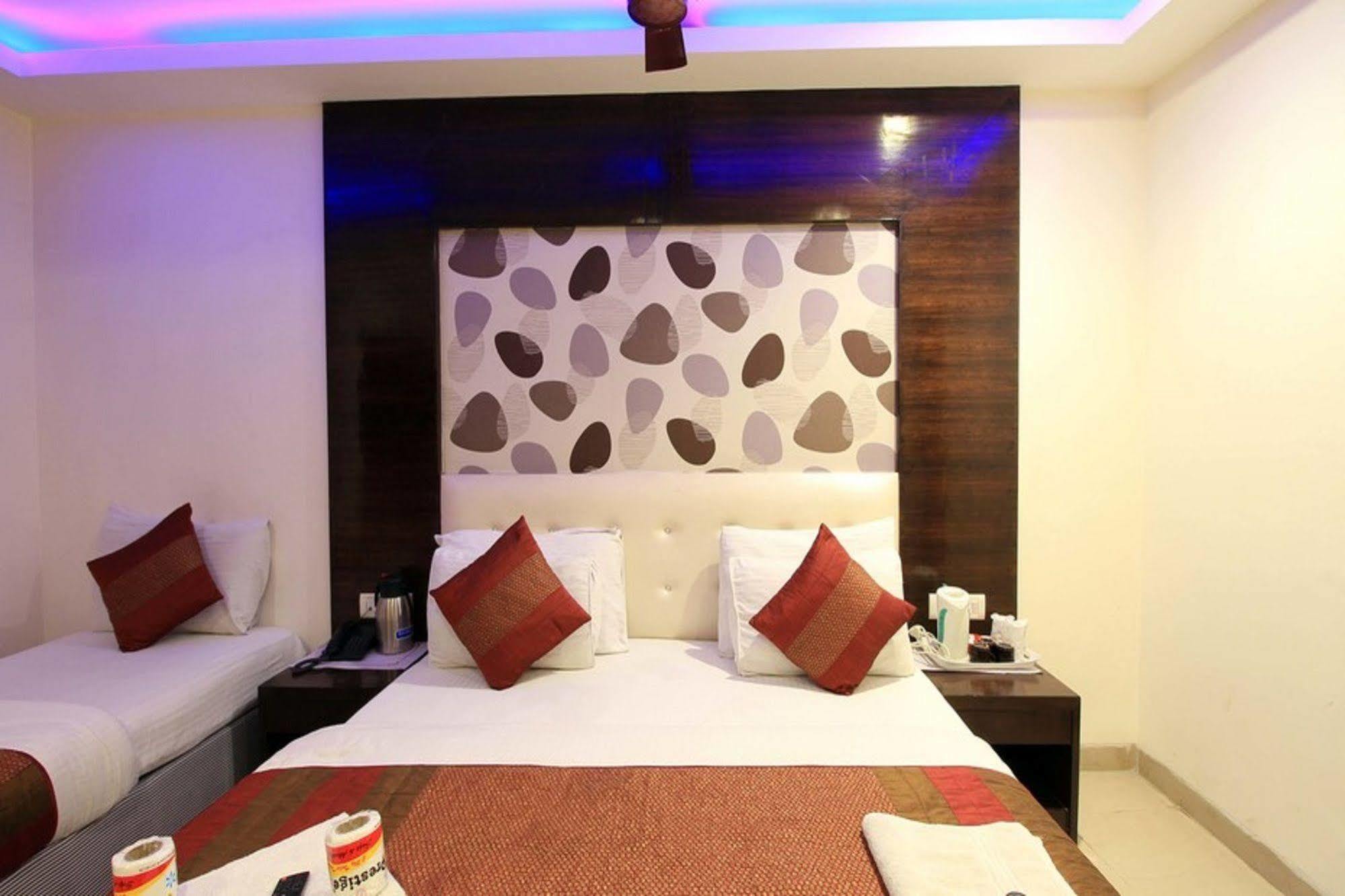 Hotel Arjun Нью-Дели Экстерьер фото